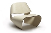 The-Cowrie-Chair,-silla-en-madera-laminada